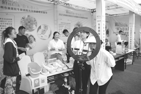 农户进行电商直播销售,提高品牌知名度
